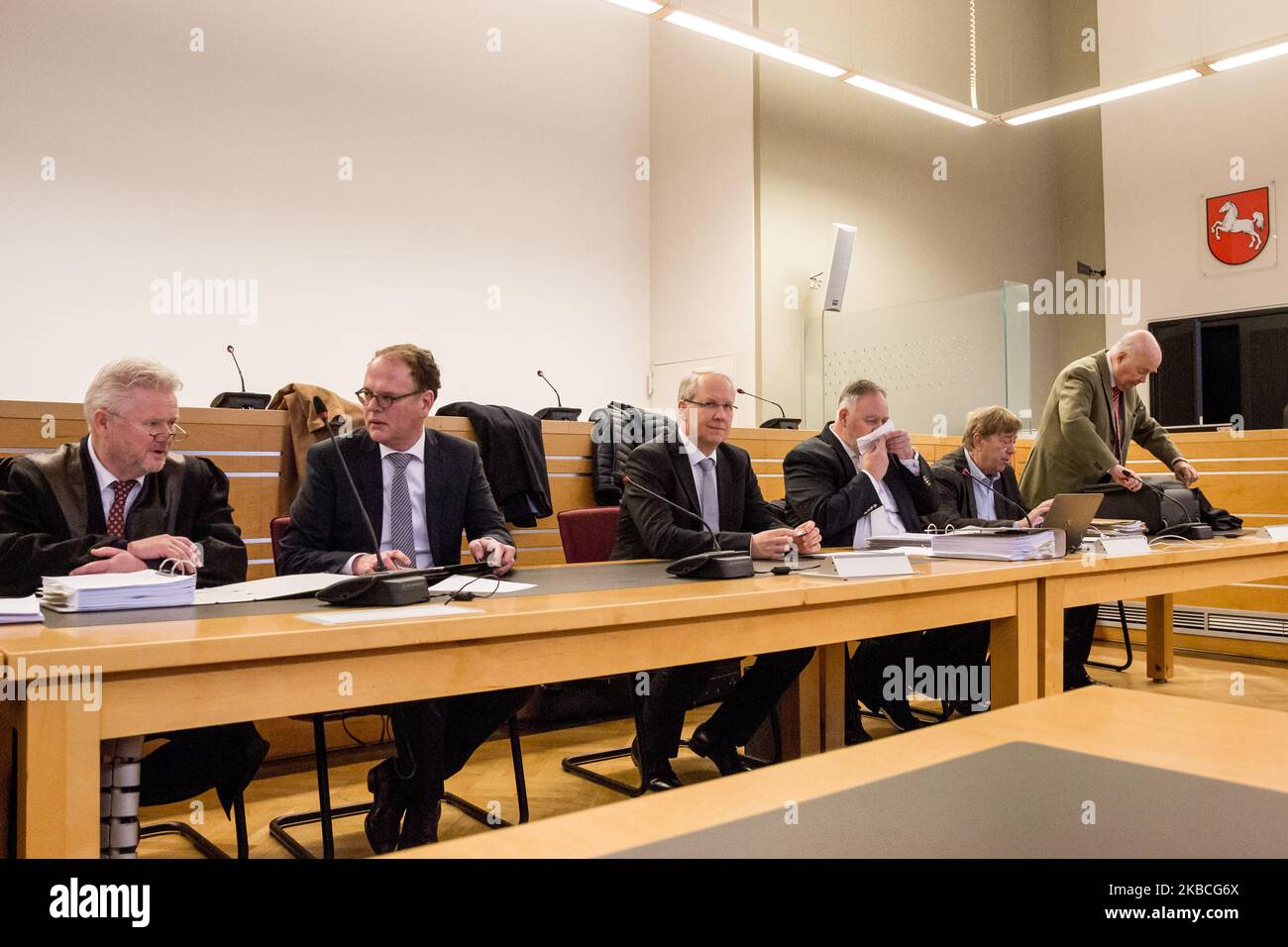 Les accusés et ses avocats avant le début du procès dans l'affaire de l'hôtel de ville le 10 décembre 2019 à Hanovre. Les accusés sont l'ancien maire Stefan Schostok, l'ancien chef du service du personnel et de la culture Harald Härke et l'ancien directeur de bureau de OB Frank Herbert. Le bureau du procureur accuse les trois accusés de violation grave de la confiance. (Photo de Peter Niedung/NurPhoto) Banque D'Images