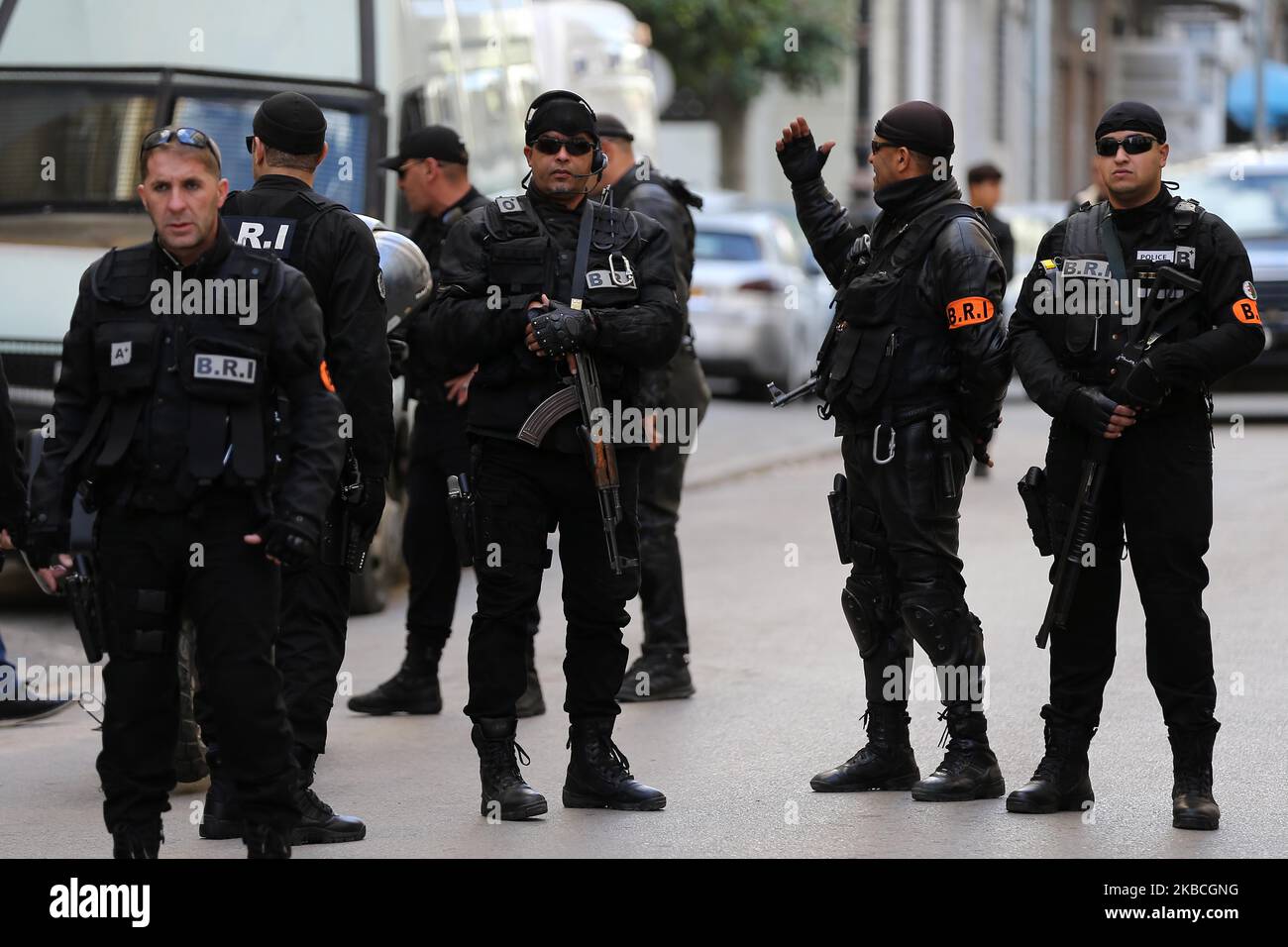 Les forces de sécurité algériennes se réunissent devant le tribunal de Sidi m'hamed, dans la capitale Alger, à 10 décembre 2019, lors du procès pour corruption d'anciens politiciens et d'anciens hommes d'affaires. - Deux ex-PM algériens, Ahmed Ouyahia et Abdelmalek Sellal ont obtenu de lourdes peines de prison pour corruption: Les médias d'État ont déclaré aujourd'hui (photo de Billal Bensalem/NurPhoto) Banque D'Images