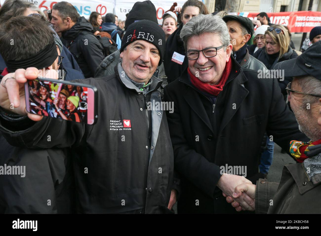 Jean-Luc Melenson (R), président du parti de gauche français la France Insoumise (LFI), s'entretient avec des manifestants lors d'une marche à Paris sur 10 décembre 2019, le sixième jour d'une grève des employés des transports publics SNCF et RATP au sujet du projet du gouvernement français de réformer le système de retraite du pays. Les syndicats se sont engagés à poursuivre la lutte contre les réformes, qui doivent être finalisées et publiées sur 11 décembre. (Photo de Michel Stoupak/NurPhoto) Banque D'Images
