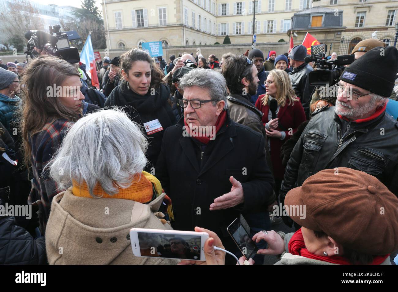 Jean-Luc Melenson (C), président du parti de gauche français la France Insoumise (LFI), s'entretient avec des manifestants lors d'une marche à Paris sur 10 décembre 2019, le sixième jour d'une grève des employés des transports publics SNCF et RATP au sujet du projet du gouvernement français de réformer le système de retraite du pays. Les syndicats se sont engagés à poursuivre la lutte contre les réformes, qui doivent être finalisées et publiées sur 11 décembre. (Photo de Michel Stoupak/NurPhoto) Banque D'Images