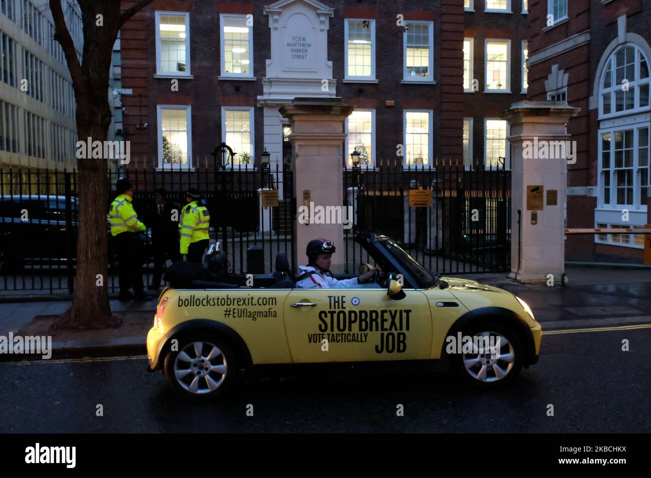 Les manifestants anti-Brexit passent le quartier général de la campagne conservatrice à la bande-son du travail italien The Self Preservation Society, Londres, Royaume-Uni, 10 décembre 2019 (photo de Robin Pope/NurPhoto) Banque D'Images