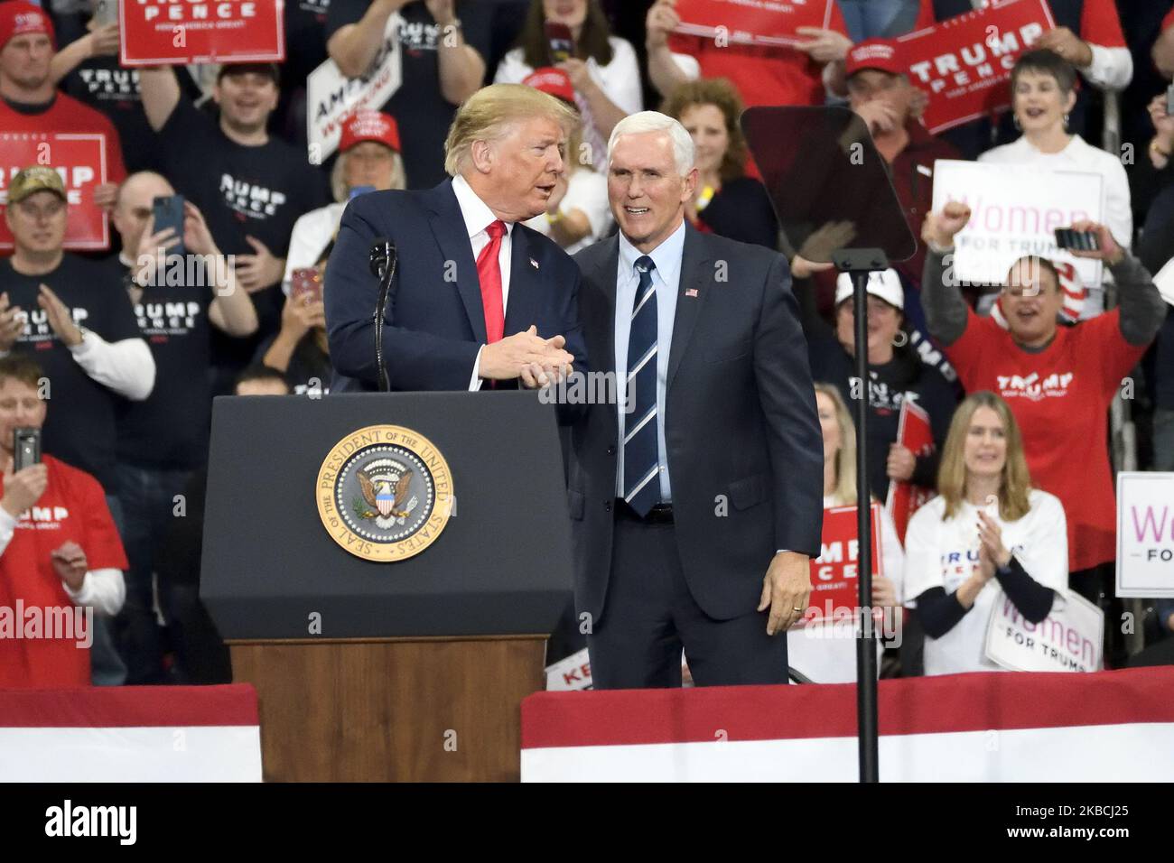 Le président américain Donald Trump partage la scène avec le vice-président Mike Penceas ils retournent en Pennsylvanie pour un rassemblement de campagne a Keep America Great au Giant Center, à Hershey, en Pennsylvanie, sur 10 décembre 2019. (Photo de Bastiaan Slabbers/NurPhoto) Banque D'Images