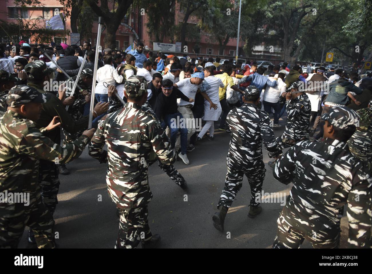 La police utilise des matraques pour disperser les militants de l'Union étudiante nationale de l'Inde (NSUI), l'aile étudiante du Parti du Congrès, lors d'une manifestation antigouvernementale exigeant des frais d'éducation plus bas, à New Delhi le 10 décembre 2019. (Photo par Indraneel Chowdhury/NurPhoto) Banque D'Images