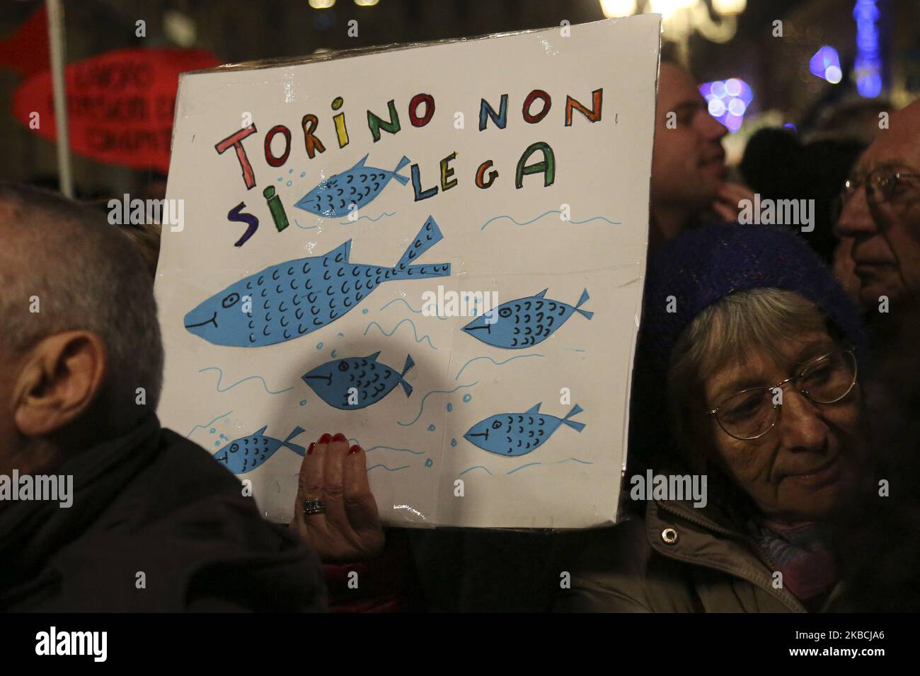 Un manifestant tient un panneau avec un poisson, symboles du mouvement sarde pendant la foule éclair à la Piazza Castello sur 10 décembre 2019 à Turin, Italie. La Sarde, le nouveau mouvement idéologique anti-fasciste, partout en Italie, proteste contre Matteo Salvini, dirigeant du parti de droite Lega. Le mouvement, né de Roberto Morotti, Giulia Trapoloni et Andrea Garreffa, est né en opposition à la campagne électorale de Bologne de la Lega. (Photo par Massimiliano Ferraro/NurPhoto) Banque D'Images