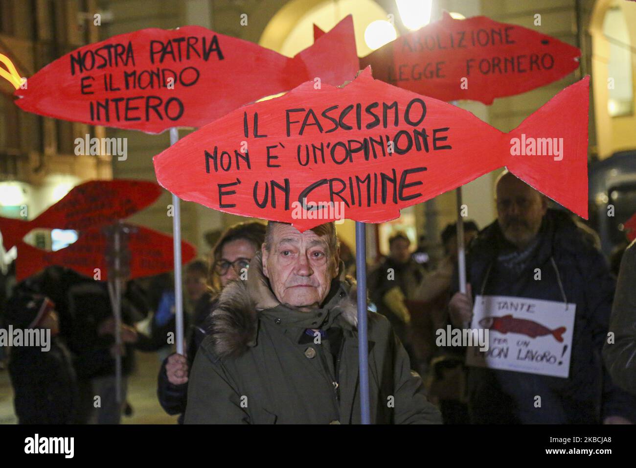 Un manifestant tient un panneau avec un poisson, symboles du mouvement sarde pendant la foule éclair à la Piazza Castello sur 10 décembre 2019 à Turin, Italie. La Sarde, le nouveau mouvement idéologique anti-fasciste, partout en Italie, proteste contre Matteo Salvini, dirigeant du parti de droite Lega. Le mouvement, né de Roberto Morotti, Giulia Trapoloni et Andrea Garreffa, est né en opposition à la campagne électorale de Bologne de la Lega. (Photo par Massimiliano Ferraro/NurPhoto) Banque D'Images