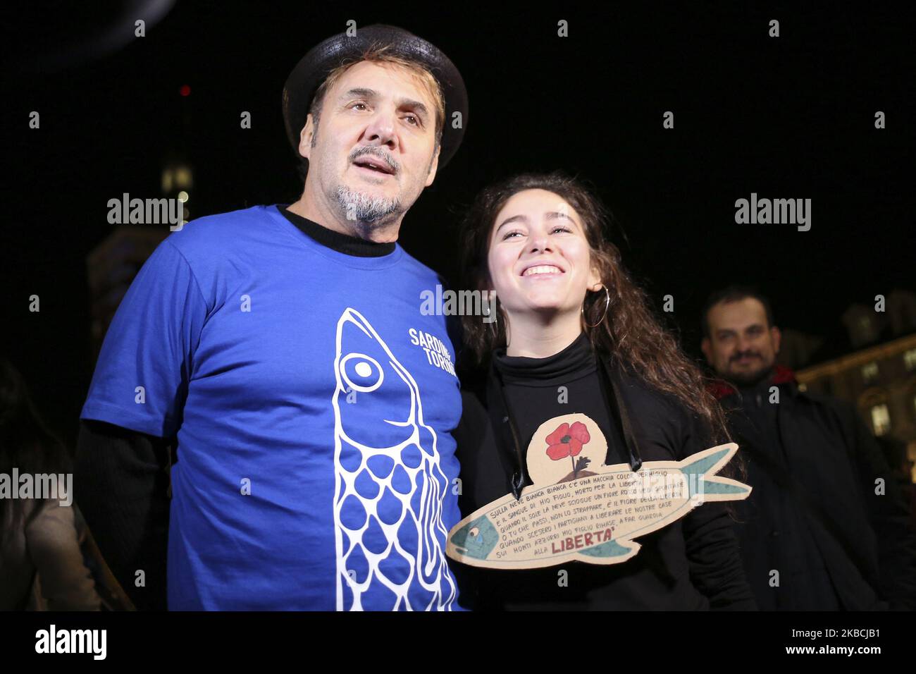 Paolo Ranzani (à gauche), organisateur de la foule éclair du mouvement de la Sarde de Turin, à la Piazza Castello sur 10 décembre 2019 à Turin, Italie. La Sarde, le nouveau mouvement idéologique anti-fasciste, partout en Italie, proteste contre Matteo Salvini, dirigeant du parti de droite Lega. Le mouvement, né de Roberto Morotti, Giulia Trapoloni et Andrea Garreffa, est né en opposition à la campagne électorale de Bologne de la Lega. (Photo par Massimiliano Ferraro/NurPhoto) Banque D'Images