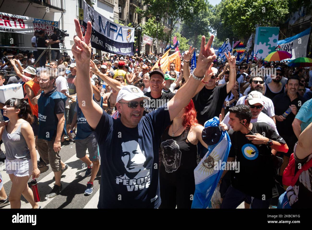 Les partisans péronistes dansent pendant le festival d'accueil pendant