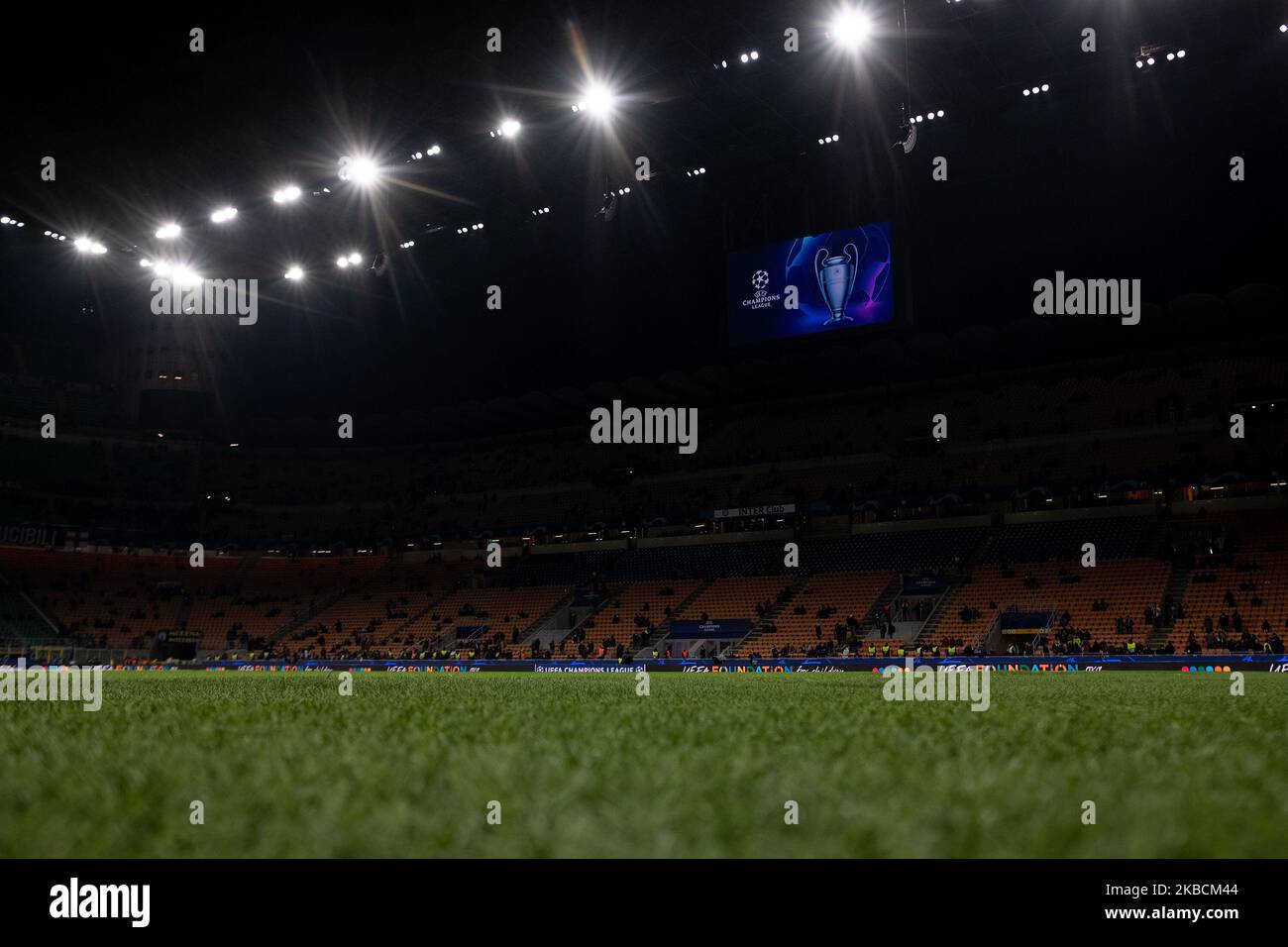 Logo de la Ligue des champions de l'UEFA lors du match de groupe de la Ligue des champions de l'UEFA 2019/2020 entre le FC Internazionale Milan et le FC Barcelone au Stadio Giuseppe Meazza San Sito le 10 décembre 2019 à Milan, Italie. (Photo de Danilo Di Giovanni/NurPhoto) Banque D'Images