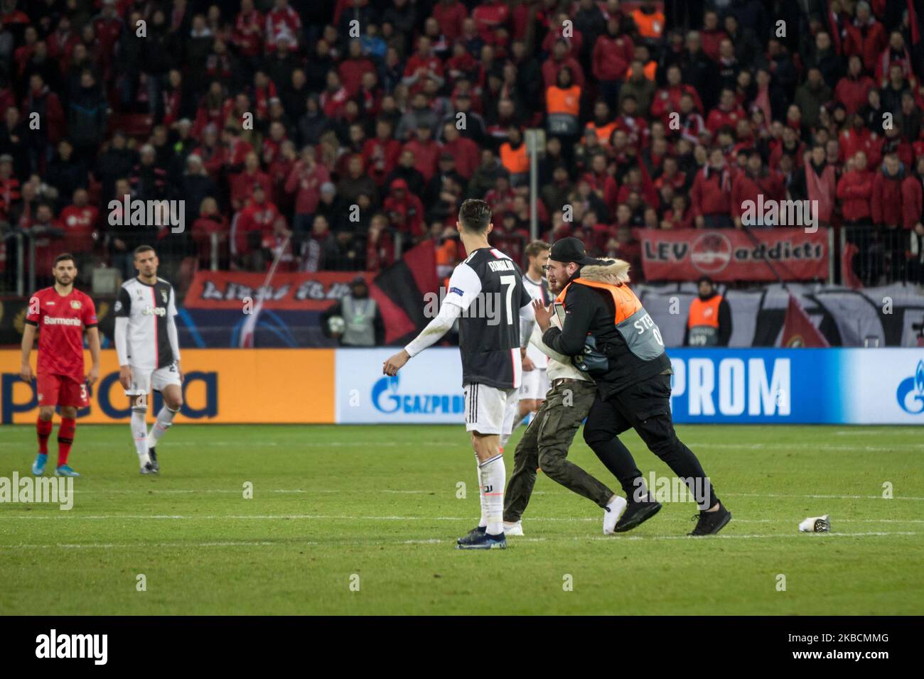 Un envahisseur de terrain fait des goads aux fans de Juventus Turin lors du match du groupe D de la Ligue des champions de l'UEFA entre Bayer 04 Leverkusen et Juventus Turin au BayArena on 11 décembre 2019 à Leverkusen, en Allemagne. (Photo de Peter Niedung/NurPhoto) Banque D'Images