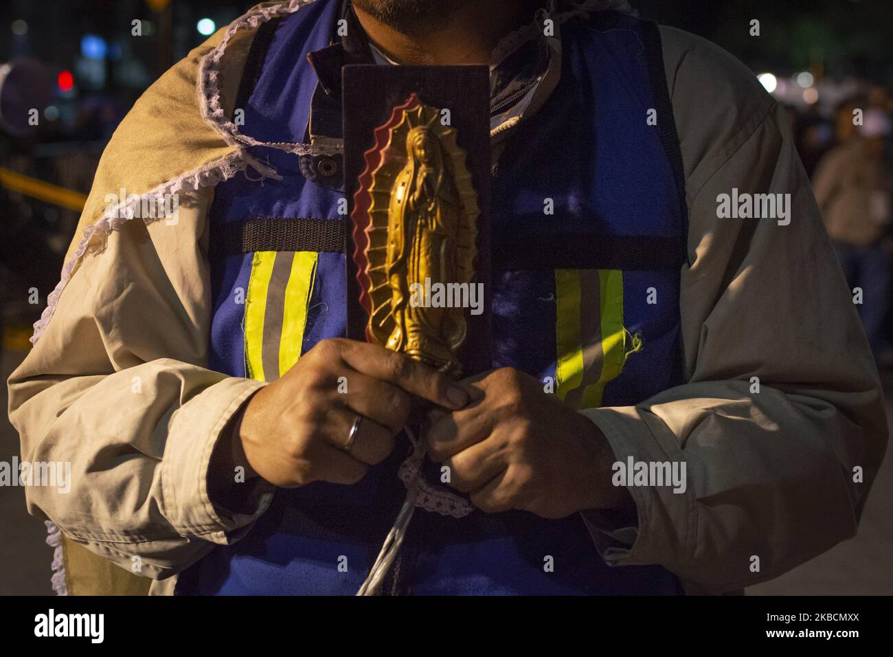 Un pèlerin porte une figure de la Vierge de Guadalupe à l'extérieur de la basilique notre-Dame de Guadalupe sur 11 décembre 2019. De nos jours, des millions de personnes arrivent à Mexico pour prouver leur foi à notre Dame de Guadalupe. (Photo de Guillermo Gutiérrez/NurPhoto) Banque D'Images