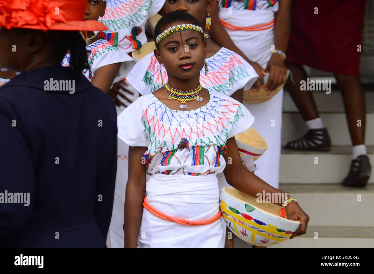 Une fille habillée dans une culture hausa-Fulani pour célébrer le festival de chants de Noël du gouvernement de Lagos et neuf leçons le 12 décembre 2019 à Lagos, au Nigeria. (Photo par Olukayode Jaiyeola/NurPhoto) Banque D'Images