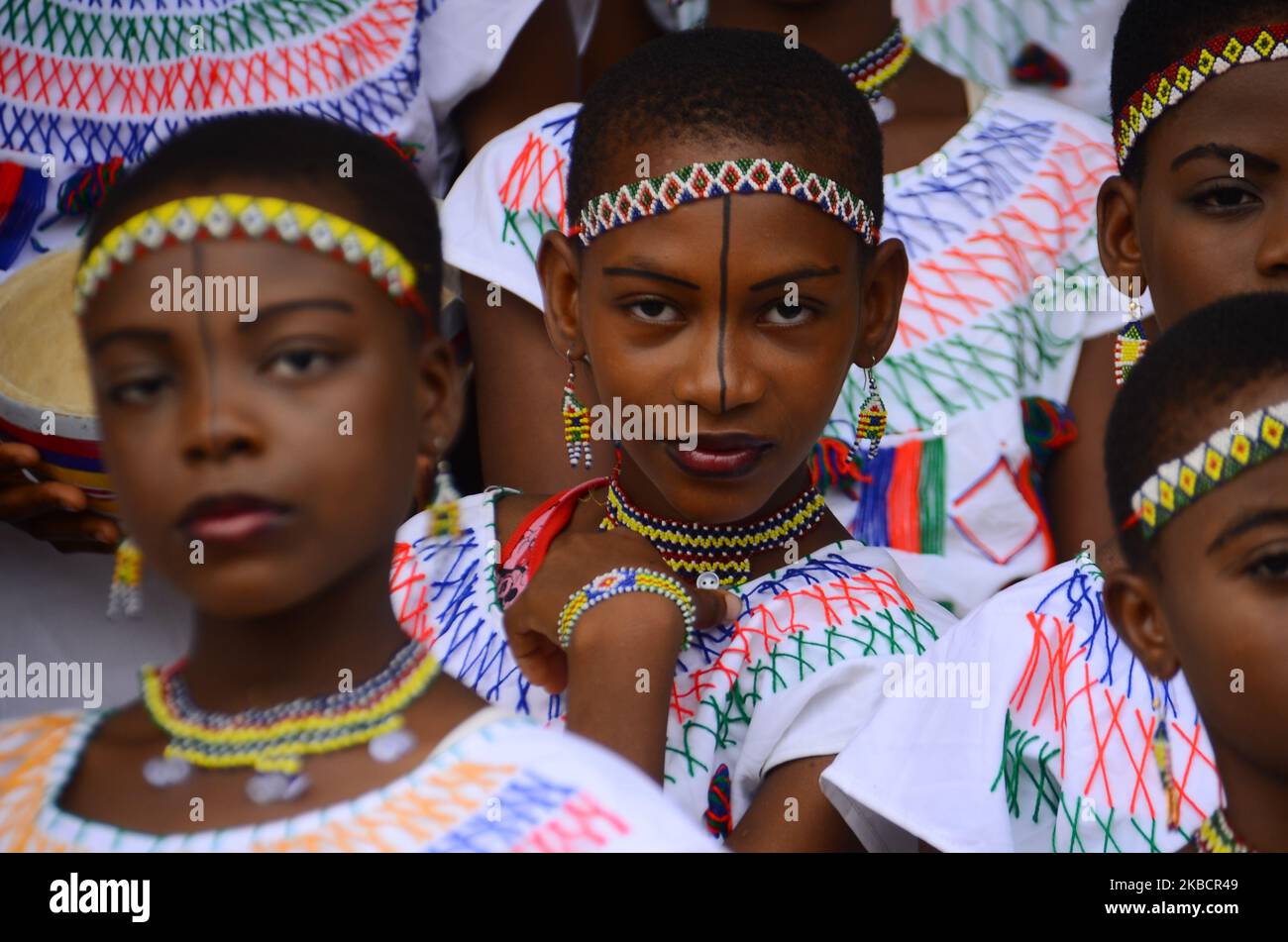 Une fille habillée dans une culture hausa-Fulani pour célébrer le festival de chants de Noël du gouvernement de Lagos et neuf leçons le 12 décembre 2019 à Lagos, au Nigeria. (Photo par Olukayode Jaiyeola/NurPhoto) Banque D'Images