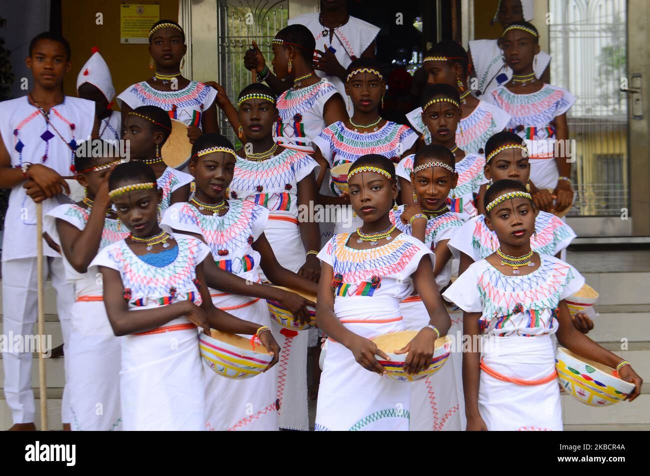 Les écoliers vêtus d'une culture hausa-Fulani posent pour la photographie pour célébrer le festival de Noël du gouvernement de Lagos et neuf leçons le 12 décembre 2019 à Lagos, Nigeria. (Photo par Olukayode Jaiyeola/NurPhoto) Banque D'Images