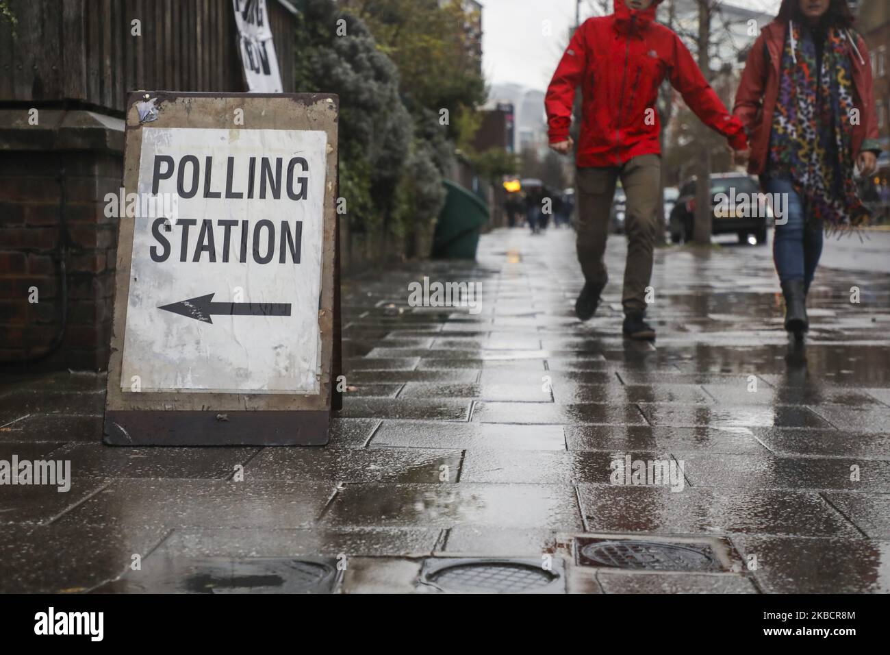 Les gens viennent voter aux élections générales britanniques dans un bureau de vote à Londres, au Royaume-Uni, sur 12 décembre 2019. (Photo de Beata Zawrzel/NurPhoto) Banque D'Images