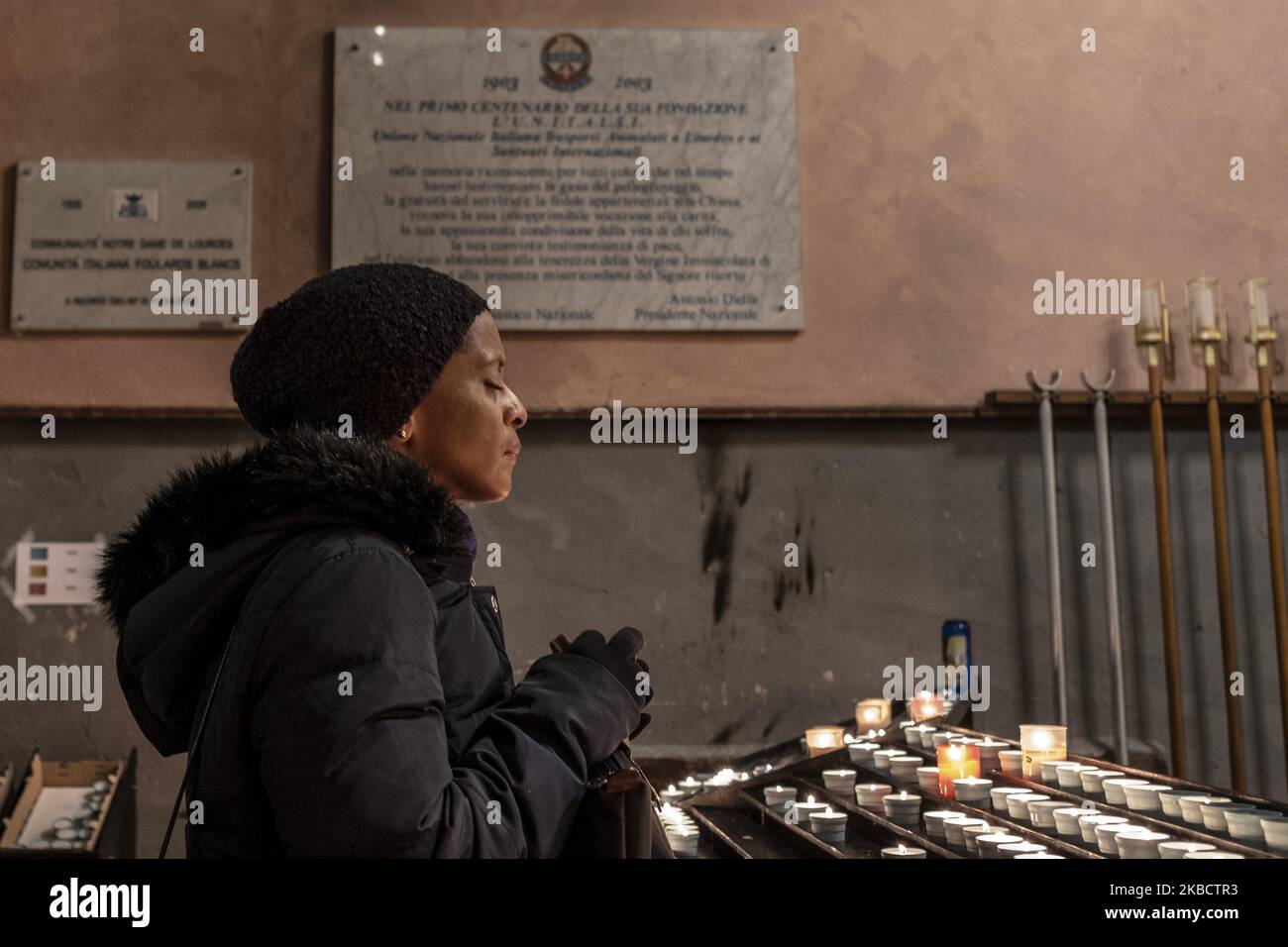 Une femme prie dans l'une des chapelles du sanctuaire de 30 novembre 2019 à Lourdes, en France. Le Pape arrête l'affaire des miracles à LourdesFrancisco intervient le sanctuaire et envoie un délégué pour récupérer le côté spirituel de l'endroit, enterré par son côté commercial et touristique. Lourdes reçoit deux millions et demi de visites par an. C'est un tourisme qui a la foi comme revendication et qui a transformé toute une vallée qui vit sur les pèlerins. (Photo d'Alvaro Fuente/NurPhoto) Banque D'Images