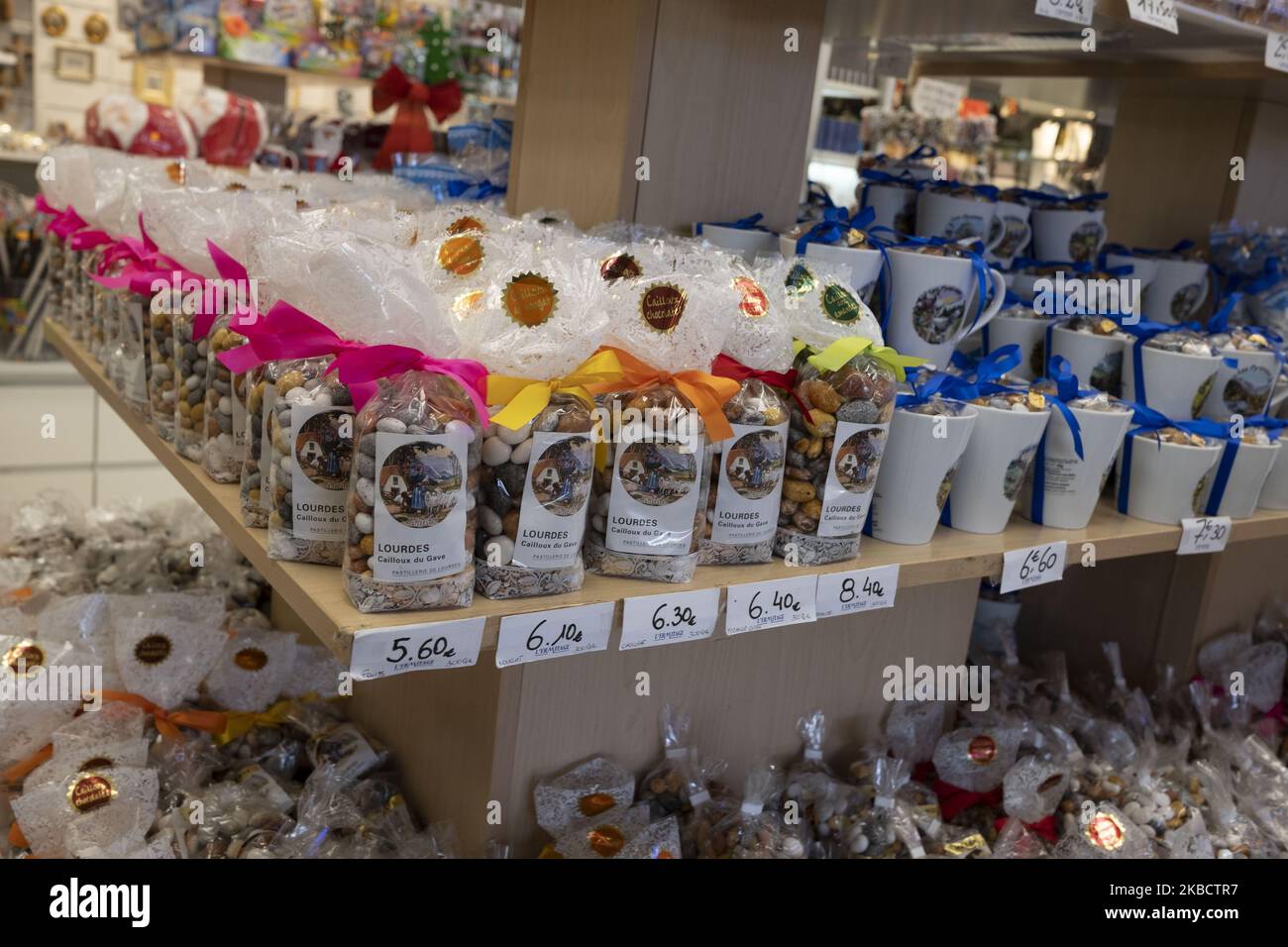 Les magasins offrent également toutes sortes de souvenirs tels que des aimants, des porte-clés, des bonbons ou des peladillas avec le symbole du sanctuaire sur 30 novembre 2019. Lourdes, France. Le Pape arrête l'affaire des miracles à LourdesFrancisco intervient le sanctuaire et envoie un délégué pour récupérer le côté spirituel de l'endroit, enterré par son côté commercial et touristique. Lourdes reçoit deux millions et demi de visites par an. C'est un tourisme qui a la foi comme revendication et qui a transformé toute une vallée qui vit sur les pèlerins. (Photo d'Alvaro Fuente/NurPhoto) Banque D'Images