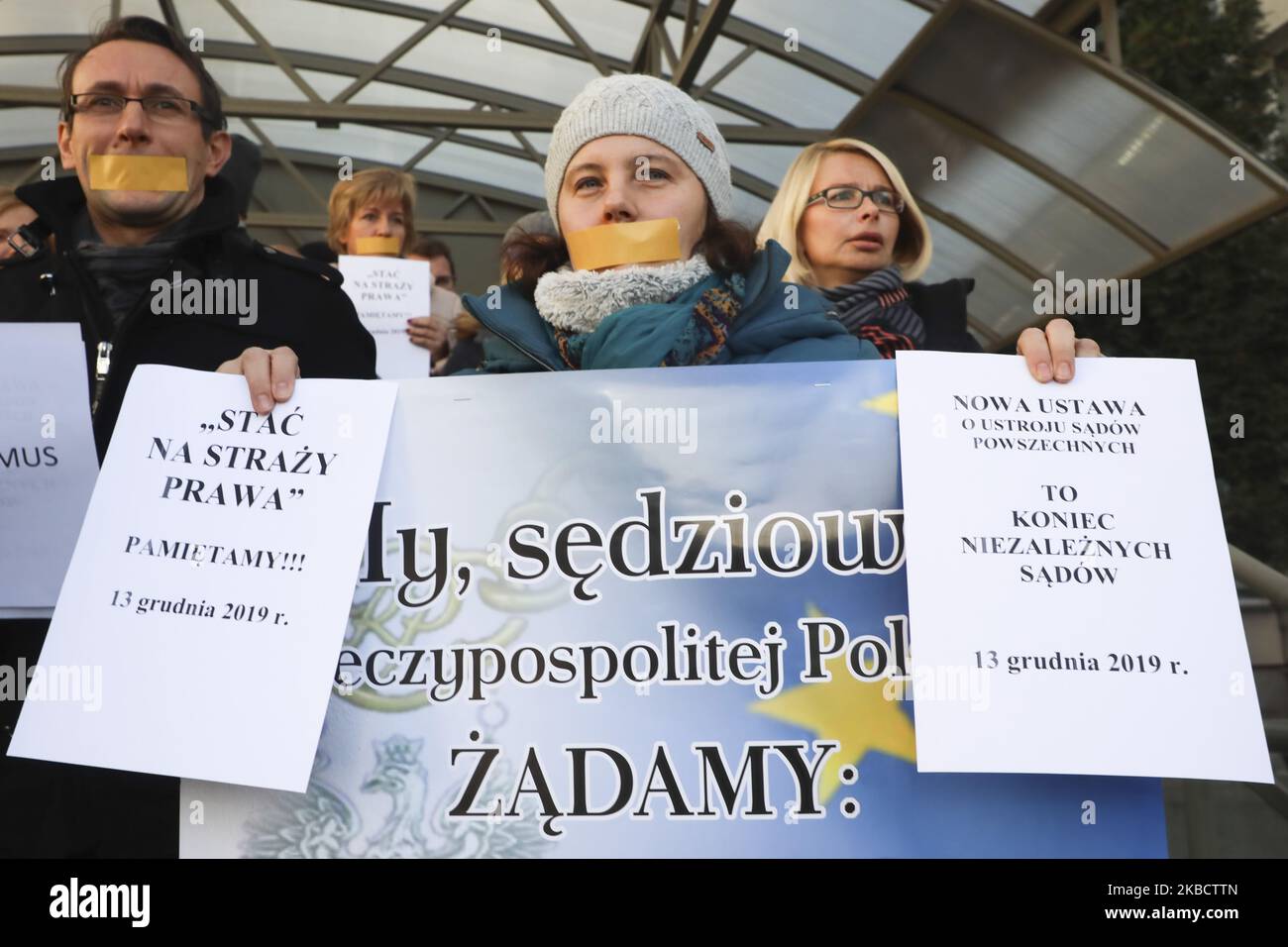 Les juges et les partisans se sont rassemblés devant le tribunal de district pour protester contre une nouvelle loi qui mettrait des restrictions sur les juges. Cracovie, Pologne, le 13 décembre 2019. Le parti de droite au pouvoir en Pologne, droit et justice, a rédigé une législation pour gérer les juges qui sont devenus « trop engagés » dans la politique et pour prendre le contrôle de l'appareil judiciaire du pays. (Photo de Beata Zawrzel/NurPhoto) Banque D'Images