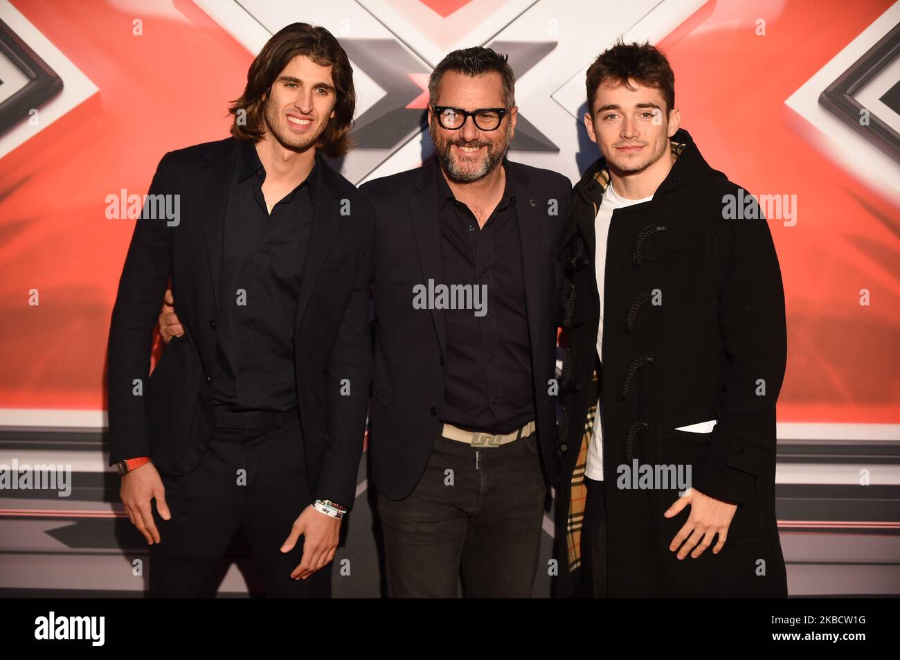 Pilotes italiens de Formule 1 Antonio Giovinazzi, pilote monégasque Charles Leclerc et journaliste italien Carlo Vanzini invité de la finale de la version italienne du spectacle international de talents X Factor, dans le Forum de Mediolanum, Assago, Milan, on 12 décembre, 2019. (Photo par Andrea Diodato/NurPhoto) Banque D'Images