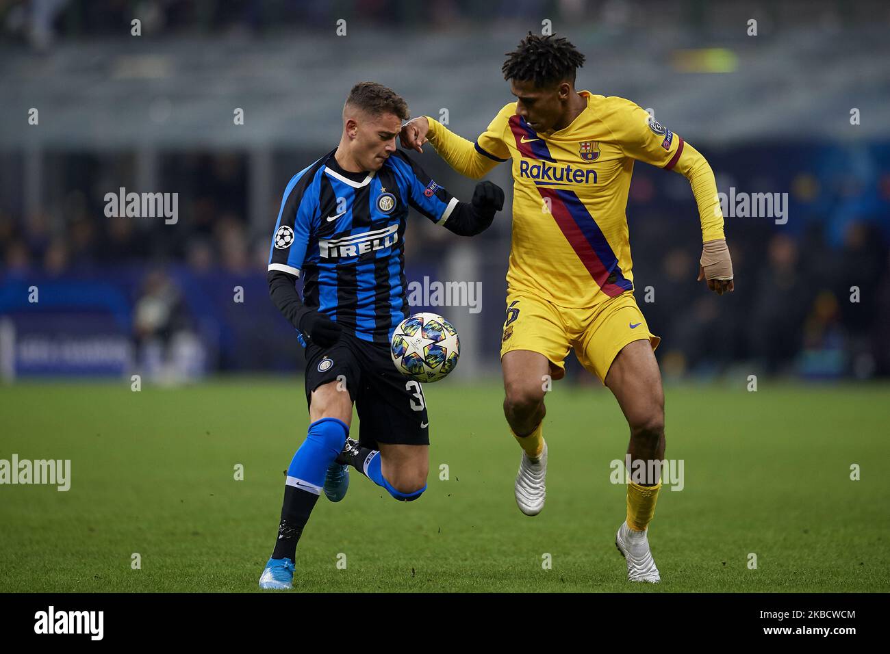 Sebastiano Esposito, de l'Inter de Milan, et Todibo, de Barcelone, sont en compétition pour le ballon lors du match F de la Ligue des champions de l'UEFA entre l'Inter et le FC Barcelone au stade Giuseppe Meazza à 10 décembre 2019, à Milan, en Italie. (Photo de Jose Breton/Pics action/NurPhoto) Banque D'Images