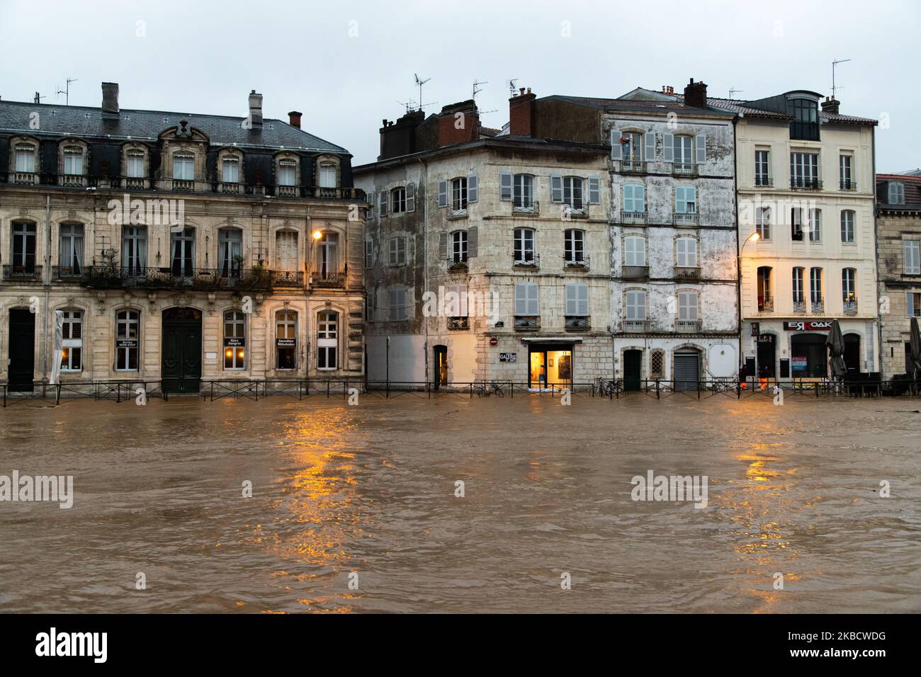 Juste avant la marée haute, avec les fortes pluies, et la grande houle, le centre de Bayonne, France, le 13 décembre 2019 est inondé. Une tempête est encore dans le sud-ouest de la France, dans les pyrénées. (Photo de Jerome Gilles/NurPhoto) atlantiques', une forte pluie, des vents forts, des vagues énormes, une rivière inondée, de hautes marées, des inondations en ville, la route ferme la cause des inondations.sur la côte, une énorme houle est arrivée ce matin avec des vents très forts, les plages d'automne ont été fermées. Banque D'Images