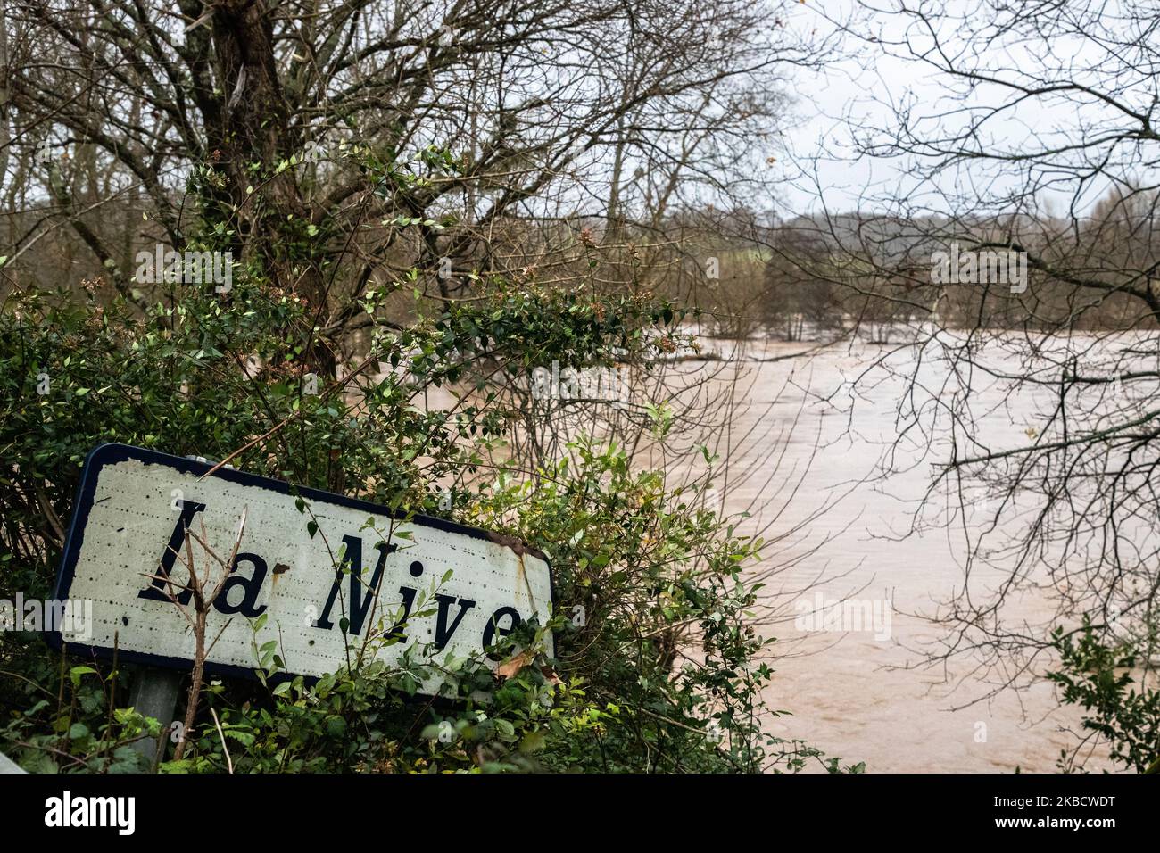 La rivière inondée, 'la ruche' à Ustaritz, France, le 13 décembre 2019. Une tempête est encore dans le sud-ouest de la France, dans les pyrénées. (Photo de Jerome Gilles/NurPhoto) atlantiques', une forte pluie, des vents forts, des vagues énormes, une rivière inondée, de hautes marées, des inondations en ville, la route ferme la cause des inondations.sur la côte, une énorme houle est arrivée ce matin avec des vents très forts, les plages d'automne ont été fermées. Banque D'Images