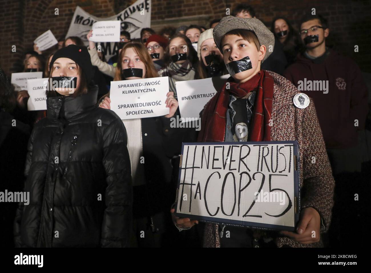 Des jeunes assistent à une manifestation « NeverTrust a COP25 » lors de la grève climatique mondiale sur la place principale de Cracovie, en Pologne, le 13 décembre 2019. Lors du sommet des Nations unies sur le climat qui s’est tenu à Madrid en COP25, la Pologne, en tant que seul pays, s’est opposée aux engagements de l’UE à devenir une neutralité carbone d’ici 2050. (Photo de Beata Zawrzel/NurPhoto) Banque D'Images