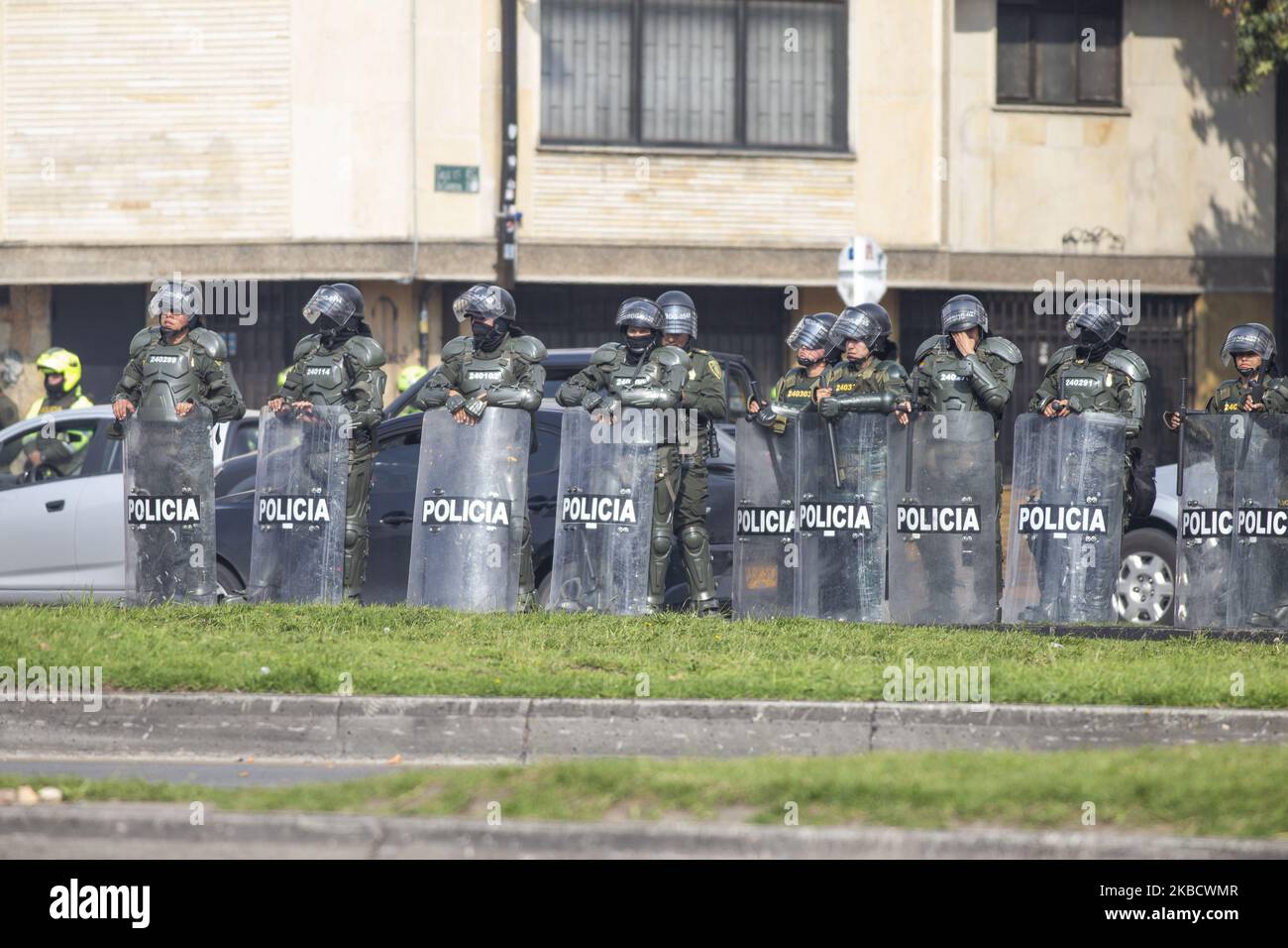 La police à la tête de l'université nationale de Bogota lors d'une manifestation contre le gouvernement du président colombien Ivan Duque à Bogota, en Colombie, sur 13 décembre 2019. (Photo de Daniel Garzon Herazo/NurPhoto) Banque D'Images