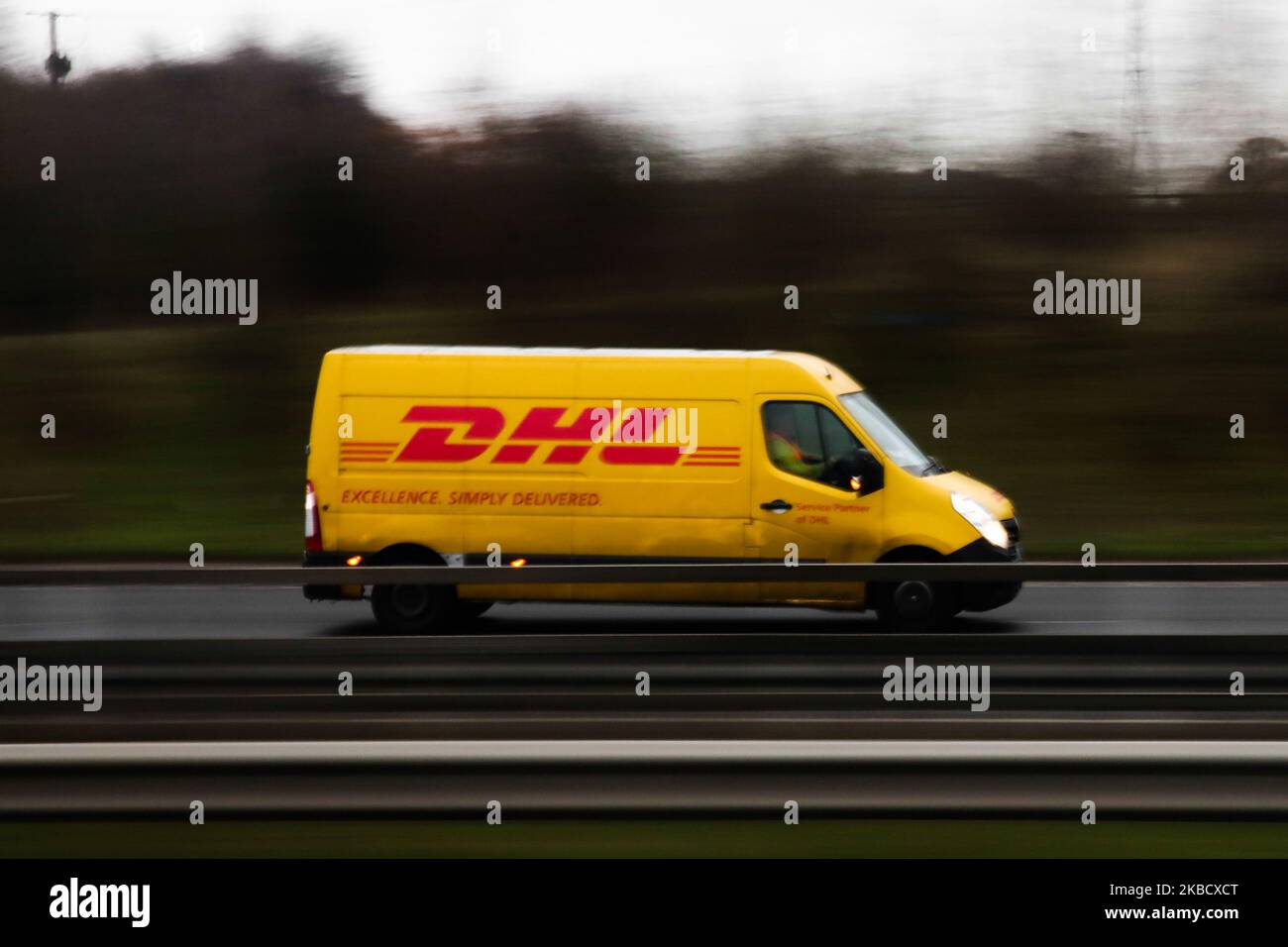 DHL Truck est vu sur la route de Luton à Londres, Grande-Bretagne sur 10 décembre 2019. (Photo de Jakub Porzycki/NurPhoto) Banque D'Images