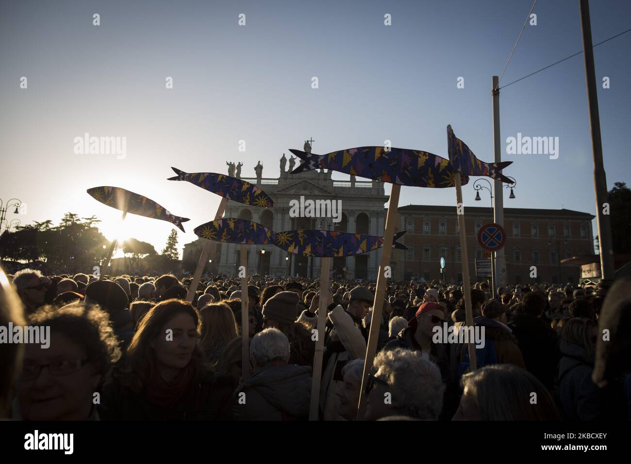 Les gens tiennent des découpes de sardines en carboard lors d'une démonstration du 'mouvement de la sardine', formé pour s'opposer au parti d'extrême-droite de la Ligue, sur 14 décembre 2019 par la Basilique San Giovanni à Laterano à Rome. Des centaines de milliers de personnes se sont rassemblées sous le symbole de « sardine » un mouvement italien de base contre le populisme de droite. (Photo de Christian Minelli/NurPhoto) Banque D'Images