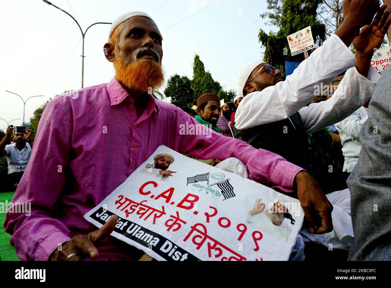 Les communautés musulmanes prennent part à une protestation silencieuse contre le projet de loi d'amendement de la citoyenneté (ACR) et le Registre national des citoyens (CNRC) organisé par Jamiat Ulama-i-Hind on 13 décembre 2019, à Nagpur, au Maharashtra. (Photo par Azhar Khan/NurPhoto) Banque D'Images
