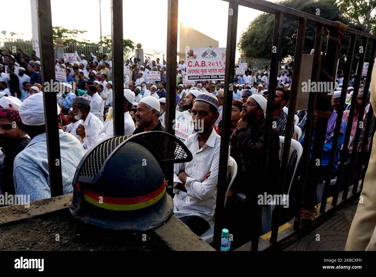 Les communautés musulmanes prennent part à une protestation silencieuse contre le projet de loi d'amendement de la citoyenneté (ACR) et le Registre national des citoyens (CNRC) organisé par Jamiat Ulama-i-Hind on 13 décembre 2019, à Nagpur, au Maharashtra. (Photo par Azhar Khan/NurPhoto) Banque D'Images