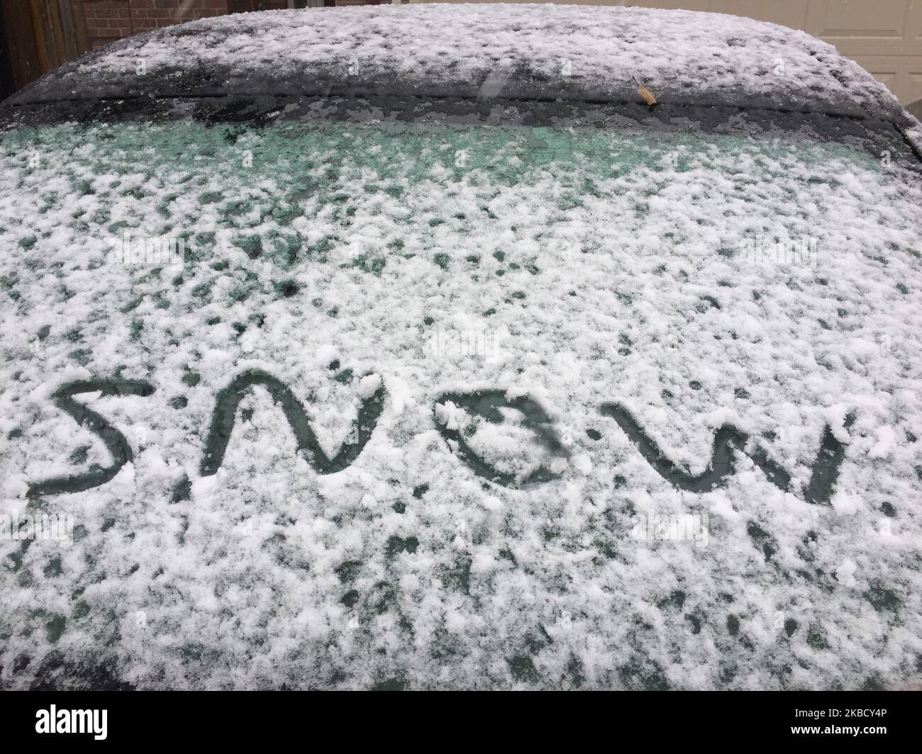 Le mot « maintenant » sur le pare-brise d'un véhicule sous forme de neige humide couvrait la ville de Toronto, Ontario, Canada, sur 14 décembre 2019. La tempête a amené de la pluie et de la neige humide dans la grande région de Toronto, laissant entre 3-5 cm de neige au sol. (Photo de Creative Touch Imaging Ltd./NurPhoto) Banque D'Images