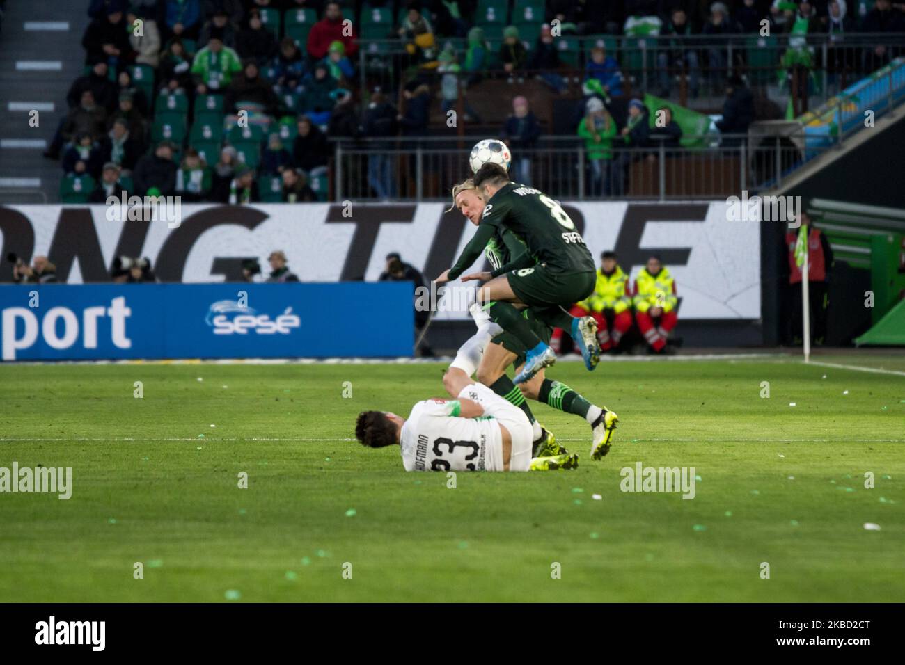 Xaver Schlager et Renato Steffen de VfL Wolfsburg se battent pour le ballon contre Jonas Hofmann de Borussia Monchengladbach pendant le 1. Match de Bundesliga entre VfL Wolfsburg et Borussia Monchengladbach à la Volkswagen Arena sur 15 décembre 2019 à Wolfsburg, Allemagne. (Photo de Peter Niedung/NurPhoto) Banque D'Images