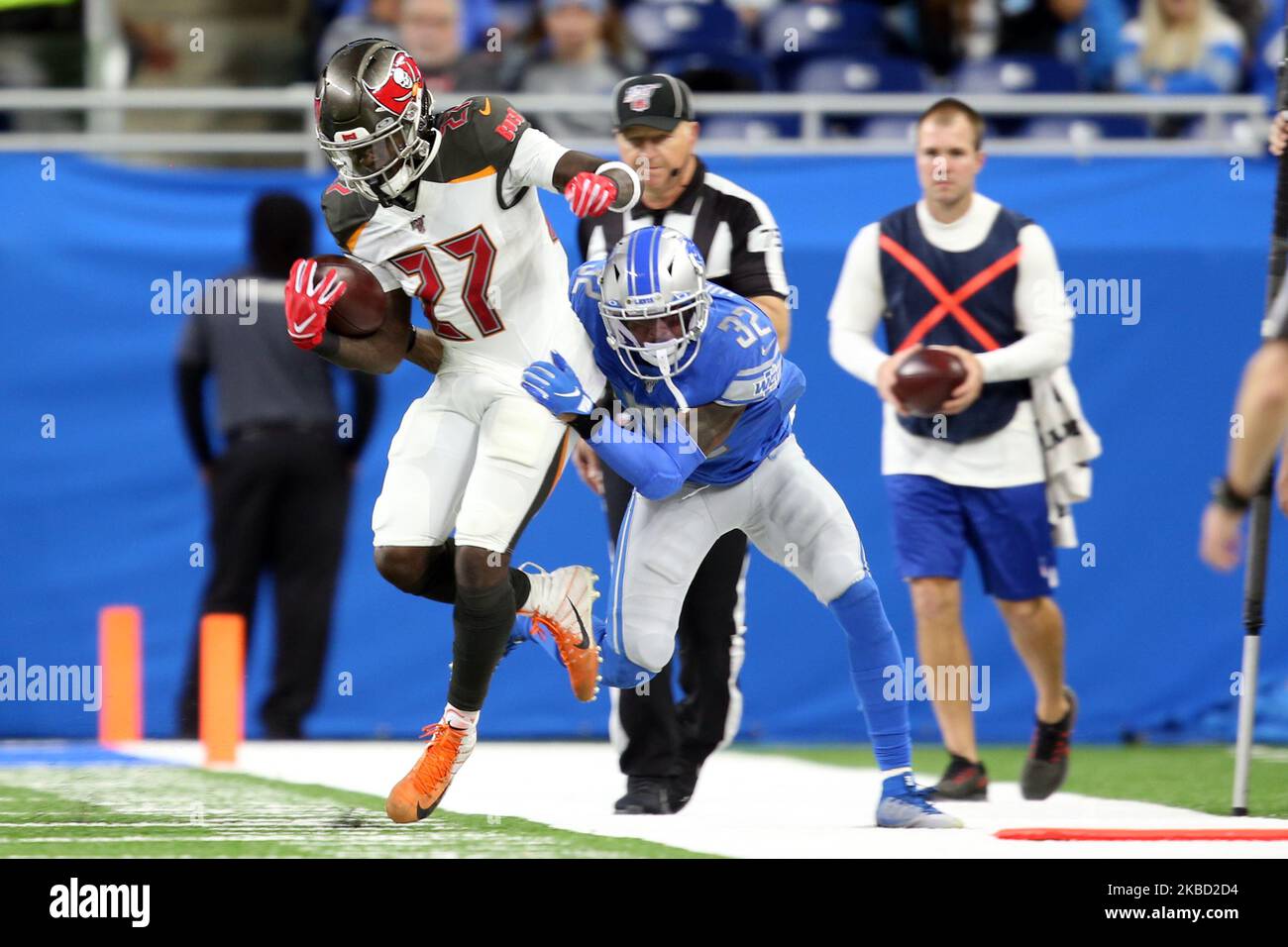 Les Buccaneers de la baie de Tampa remontent Ronald Jones (27) porte le ballon sous la pression des Lions de Detroit sécurité forte Tavon Wilson (32) pendant la première moitié d'un match de football de la NFL contre les Lions de Detroit à Detroit, Michigan, États-Unis, dimanche, 15 décembre 2019. (Photo par Amy Lemus/NurPhoto) Banque D'Images