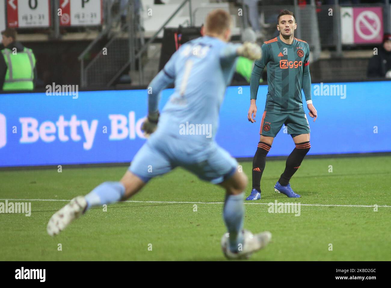 Dusan Tadic (Ajax) et Marco Bizot (AZ Alkmaar) photographiés lors de l'installation Eredivisie 2019/20 entre AZ Alkmaar et l'AFC Ajax au stade AFAS, à Alkmaar, aux pays-Bas, sur 15 décembre 2019. (Photo de Federico Guerra Moran/NurPhoto) Banque D'Images