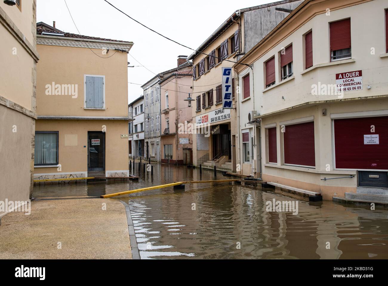 La rivière 'la midouze' est en crue le 16 décembre 2019 dans le centre-ville de Tartas, dans le sud-ouest de la France. Les rivières inondées 'l'adour' et 'la midouze' débordent encore dans les 'les landes' dans le sud-ouest de la France touchant la ville de Dax et le village d'Onard où un homme mort a été trouvé hier dans sa voiture après qu'il s'est écrasé d'une route inondée. De nombreuses routes ont été fermées, en particulier celles qui traversaient les rivières, et certaines maisons ont été inondées. (Photo de Jerome Gilles/NurPhoto) Banque D'Images
