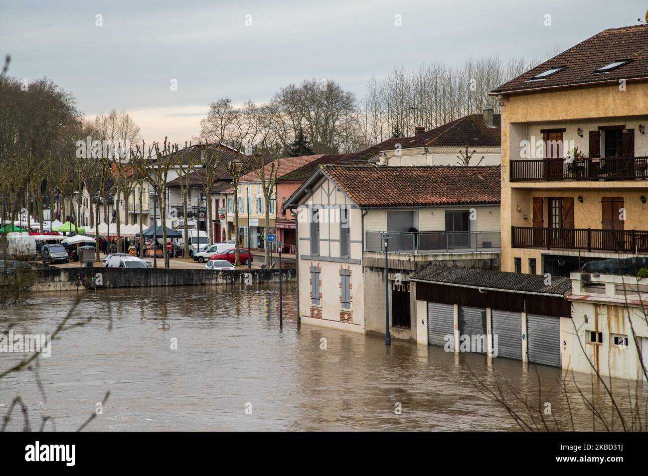 La rivière 'la midouze' est en crue le 16 décembre 2019 dans le centre-ville de Tartas, dans le sud-ouest de la France. Les rivières inondées 'l'adour' et 'la midouze' débordent encore dans les 'les landes' dans le sud-ouest de la France touchant la ville de Dax et le village d'Onard où un homme mort a été trouvé hier dans sa voiture après qu'il s'est écrasé d'une route inondée. De nombreuses routes ont été fermées, en particulier celles qui traversaient les rivières, et certaines maisons ont été inondées. (Photo de Jerome Gilles/NurPhoto) Banque D'Images
