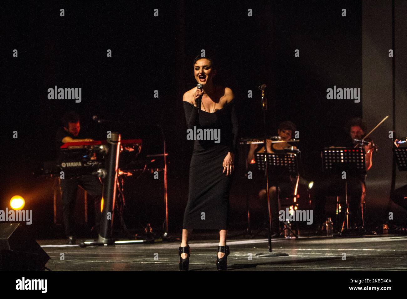 Arisa, véritable nom Rosalba Pippa, se produit en direct au Teatro degli Ardimboldi à Milan, en Italie, sur 16 avril 2014. Arisa est montée en renommée après sa participation au Festival de musique de Sanremo 2009. Elle a été classée première dans la section des nouveaux arrivants et a remporté le Prix Mia Martini pour les critiques avec son entrée, «Sincerità». Au début de 2009, elle sort son premier album, également intitulé Sincerità. En janvier 2010, elle sort son deuxième album, Malamorenò. Fin 2011, elle a joué comme juge dans la cinquième saison de la version italienne du facteur X, diffusée sur Sky Uno (photo de Mairo Cinquetti/NurPhoto) Banque D'Images