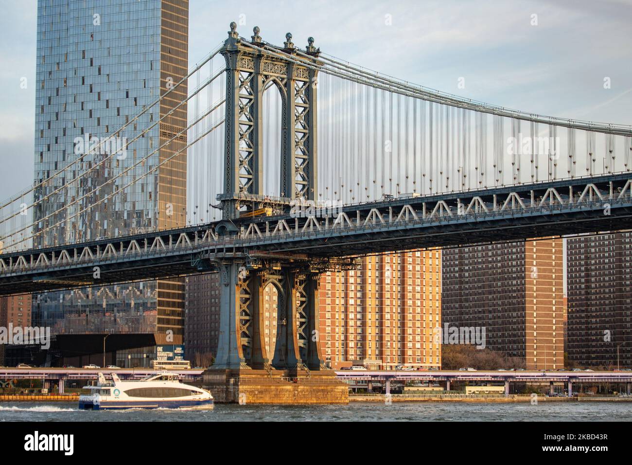 Vue en début de matinée sur le légendaire Manhattan Bridge depuis le quartier de Dumbo à Brooklyn, New York, États-Unis, le 14 novembre 2019. Le long pont suspendu de 448m. Est un point de repère de la ville de New York, une attraction touristique, traversant East River et reliant Lower Manhattan au centre-ville de Brooklyn. Le pont en fer métallique est actif avec la circulation, 7 voies de route et 4 voies de train pour le métro et les bicyclettes. Il a été ouvert à la circulation en 1909, construit par Phoenix Bridge Company et conçu par Leon Moisseiff. (Photo de Nicolas Economou/NurPhoto) Banque D'Images