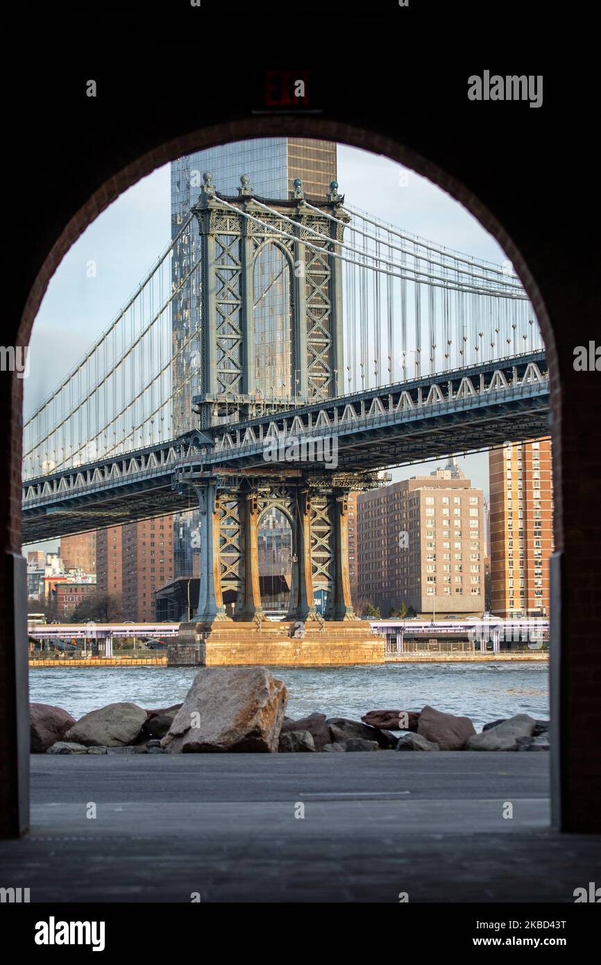 Vue en début de matinée sur le légendaire Manhattan Bridge depuis le quartier de Dumbo à Brooklyn, New York, États-Unis, le 14 novembre 2019. Le long pont suspendu de 448m. Est un point de repère de la ville de New York, une attraction touristique, traversant East River et reliant Lower Manhattan au centre-ville de Brooklyn. Le pont en fer métallique est actif avec la circulation, 7 voies de route et 4 voies de train pour le métro et les bicyclettes. Il a été ouvert à la circulation en 1909, construit par Phoenix Bridge Company et conçu par Leon Moisseiff. (Photo de Nicolas Economou/NurPhoto) Banque D'Images