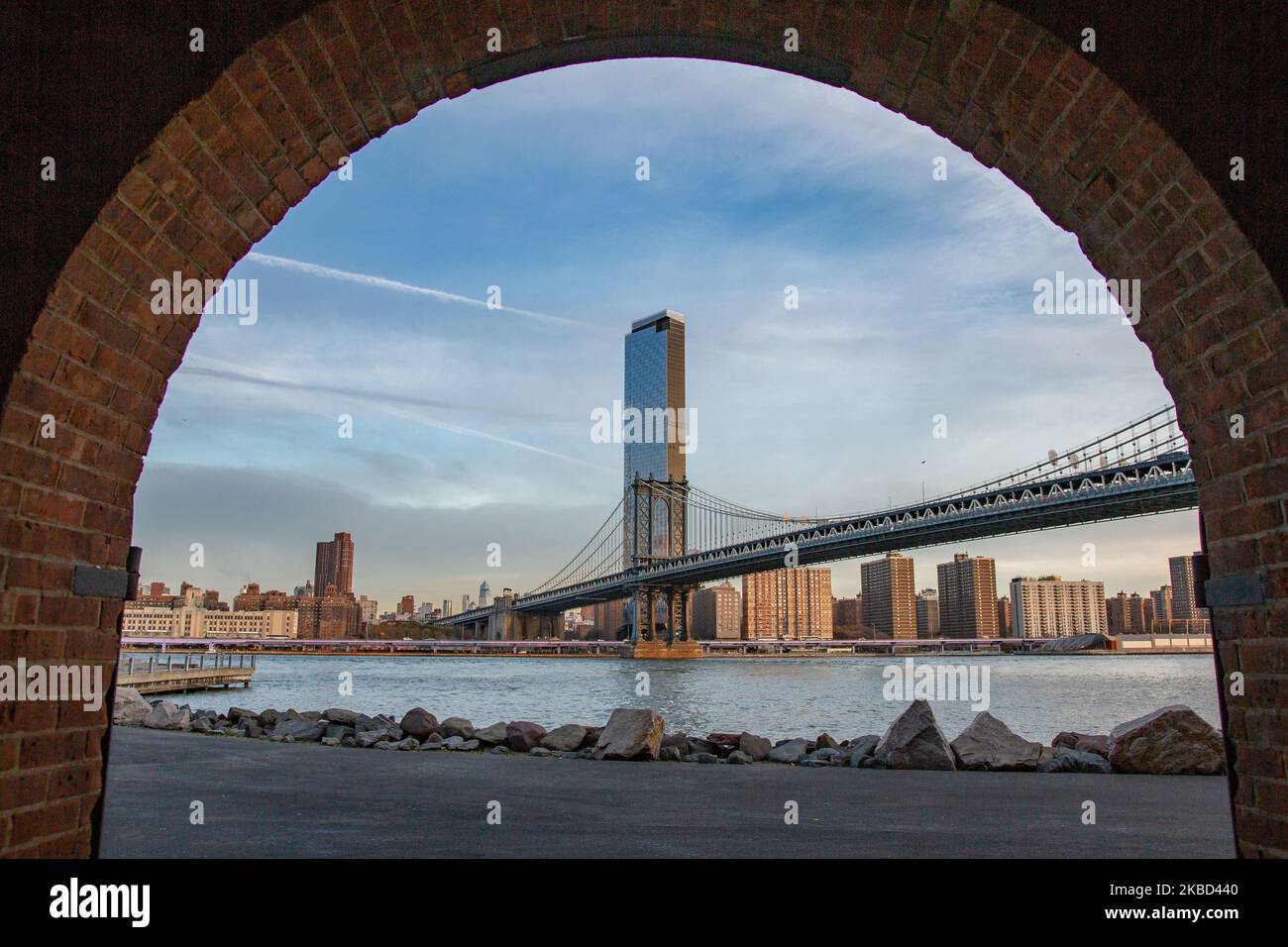 Vue en début de matinée sur le légendaire Manhattan Bridge depuis le quartier de Dumbo à Brooklyn, New York, États-Unis, le 14 novembre 2019. Le long pont suspendu de 448m. Est un point de repère de la ville de New York, une attraction touristique, traversant East River et reliant Lower Manhattan au centre-ville de Brooklyn. Le pont en fer métallique est actif avec la circulation, 7 voies de route et 4 voies de train pour le métro et les bicyclettes. Il a été ouvert à la circulation en 1909, construit par Phoenix Bridge Company et conçu par Leon Moisseiff. (Photo de Nicolas Economou/NurPhoto) Banque D'Images