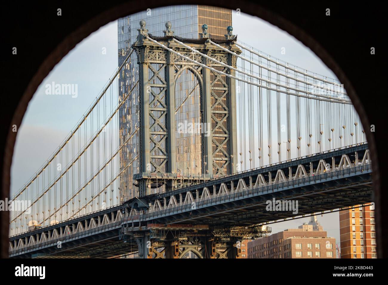 Vue en début de matinée sur le légendaire Manhattan Bridge depuis le quartier de Dumbo à Brooklyn, New York, États-Unis, le 14 novembre 2019. Le long pont suspendu de 448m. Est un point de repère de la ville de New York, une attraction touristique, traversant East River et reliant Lower Manhattan au centre-ville de Brooklyn. Le pont en fer métallique est actif avec la circulation, 7 voies de route et 4 voies de train pour le métro et les bicyclettes. Il a été ouvert à la circulation en 1909, construit par Phoenix Bridge Company et conçu par Leon Moisseiff. (Photo de Nicolas Economou/NurPhoto) Banque D'Images