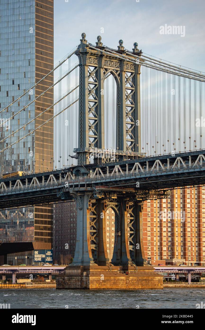 Vue en début de matinée sur le légendaire Manhattan Bridge depuis le quartier de Dumbo à Brooklyn, New York, États-Unis, le 14 novembre 2019. Le long pont suspendu de 448m. Est un point de repère de la ville de New York, une attraction touristique, traversant East River et reliant Lower Manhattan au centre-ville de Brooklyn. Le pont en fer métallique est actif avec la circulation, 7 voies de route et 4 voies de train pour le métro et les bicyclettes. Il a été ouvert à la circulation en 1909, construit par Phoenix Bridge Company et conçu par Leon Moisseiff. (Photo de Nicolas Economou/NurPhoto) Banque D'Images