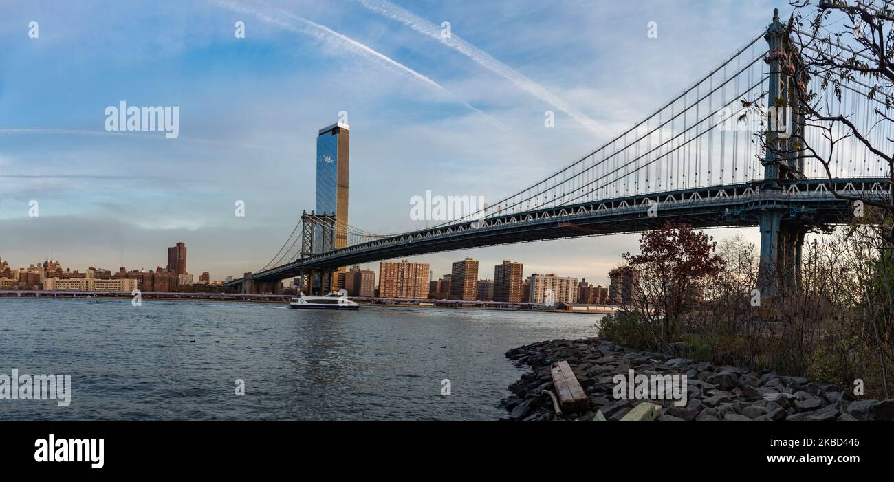 Vue en début de matinée sur le légendaire Manhattan Bridge depuis le quartier de Dumbo à Brooklyn, New York, États-Unis, le 14 novembre 2019. Le long pont suspendu de 448m. Est un point de repère de la ville de New York, une attraction touristique, traversant East River et reliant Lower Manhattan au centre-ville de Brooklyn. Le pont en fer métallique est actif avec la circulation, 7 voies de route et 4 voies de train pour le métro et les bicyclettes. Il a été ouvert à la circulation en 1909, construit par Phoenix Bridge Company et conçu par Leon Moisseiff. (Photo de Nicolas Economou/NurPhoto) Banque D'Images