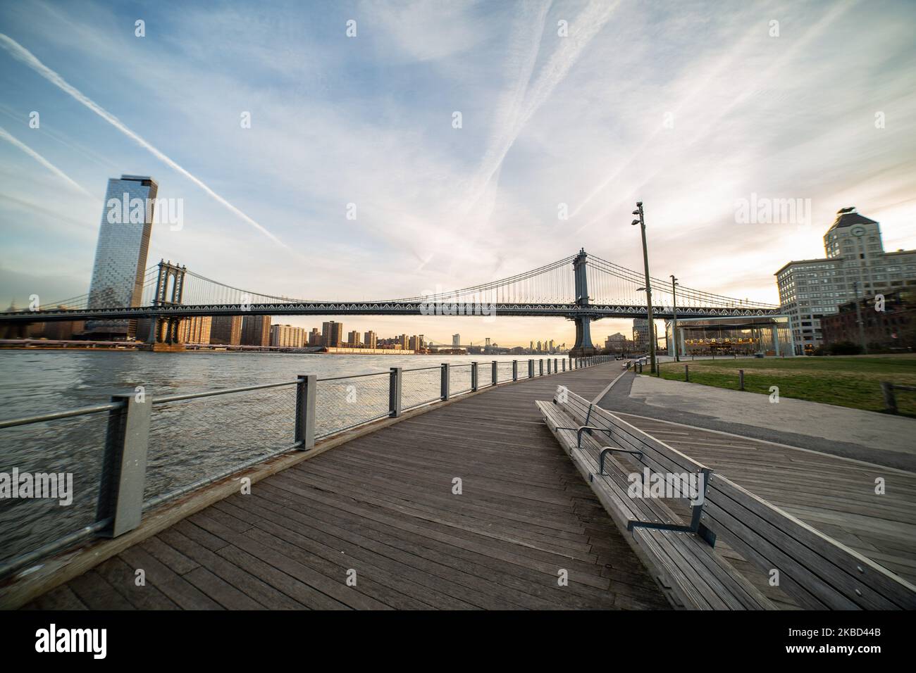 Vue en début de matinée sur le légendaire Manhattan Bridge depuis le quartier de Dumbo à Brooklyn, New York, États-Unis, le 14 novembre 2019. Le long pont suspendu de 448m. Est un point de repère de la ville de New York, une attraction touristique, traversant East River et reliant Lower Manhattan au centre-ville de Brooklyn. Le pont en fer métallique est actif avec la circulation, 7 voies de route et 4 voies de train pour le métro et les bicyclettes. Il a été ouvert à la circulation en 1909, construit par Phoenix Bridge Company et conçu par Leon Moisseiff. (Photo de Nicolas Economou/NurPhoto) Banque D'Images