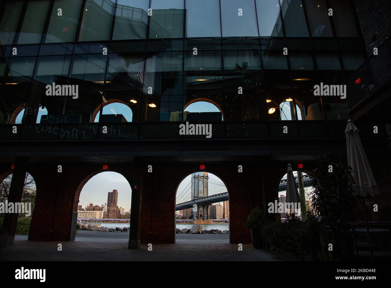 Vue en début de matinée sur le légendaire Manhattan Bridge depuis le quartier de Dumbo à Brooklyn, New York, États-Unis, le 14 novembre 2019. Le long pont suspendu de 448m. Est un point de repère de la ville de New York, une attraction touristique, traversant East River et reliant Lower Manhattan au centre-ville de Brooklyn. Le pont en fer métallique est actif avec la circulation, 7 voies de route et 4 voies de train pour le métro et les bicyclettes. Il a été ouvert à la circulation en 1909, construit par Phoenix Bridge Company et conçu par Leon Moisseiff. (Photo de Nicolas Economou/NurPhoto) Banque D'Images