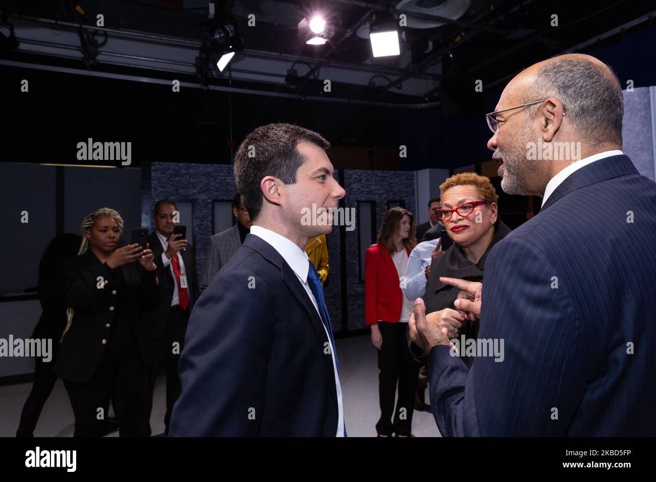 (G-D): Le candidat à la présidence des États-Unis Pete Buttigieg parle au président de l'Université du District de Columbia, Ronald Mason, Jr., à UDC TV après son interview avec le Dr Julianne Malveaux sur son spectacle 'Malveaux!' À Washington, D.C., le vendredi, 13 décembre 2019.(photo de Cheriss May/NurPhoto) Banque D'Images