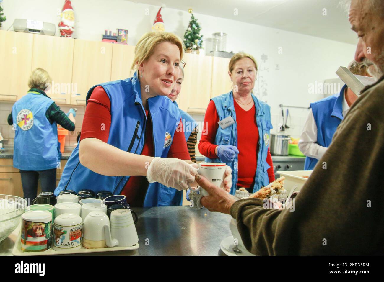 Le ministre fédéral de la famille Franziska Giffey (SPD) distribue des aliments préparés antérieurement aux citoyens nécessiteux de la Berliner Bahnhofsmission à Zoologischen Garten, sur 18 décembre 2019, à Berlin, en Allemagne. (Photo de Christian Marquardt/NurPhoto) Banque D'Images