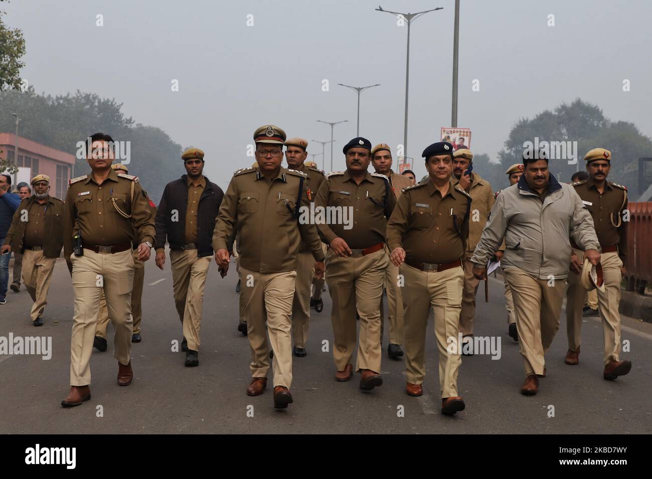 La police de Delhi patrouilant dans les rues près de Red fort à New Delhi, en Inde, le 19 décembre 2019. Les gens marchent jeudi à New Delhi, capitale indienne, pour protester contre le projet de loi controversé sur la citoyenneté, qui serait discriminatoire à l'égard de la communauté musulmane minoritaire. Des rassemblements de protestation ont eu lieu dans plusieurs grandes villes du pays, alors même que le gouvernement a imposé l'interdiction de rassemblement de personnes dans plusieurs villes. Les manifestations ont augmenté depuis dimanche à la suite de la répression et de l'action violente de la police contre des étudiants de l'université de Jamia Milia Islamia à New Delhi (photo de Nasir Kachroo/NurPhoto) Banque D'Images