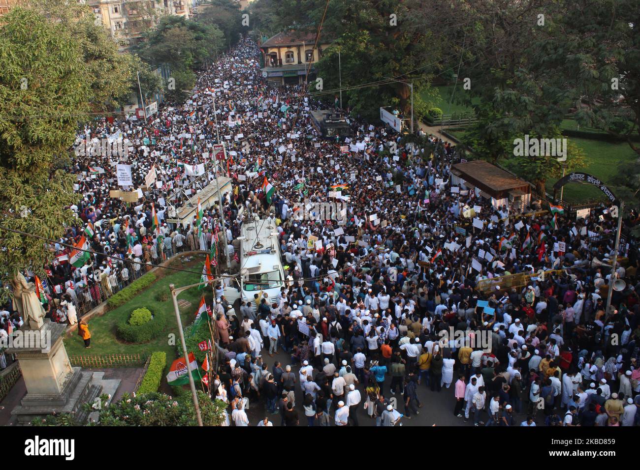 Des manifestants se rassemblent lors d'une manifestation contre la loi de modification de la citoyenneté (CAA) à Mumbai, Inde, le 19 décembre 2019. La loi vise à accorder la citoyenneté aux minorités religieuses du Pakistan, du Bangladesh et de l'Afghanistan, qui ont vécu en Inde sans documentation. (Photo par Himanshu Bhatt/NurPhoto) Banque D'Images